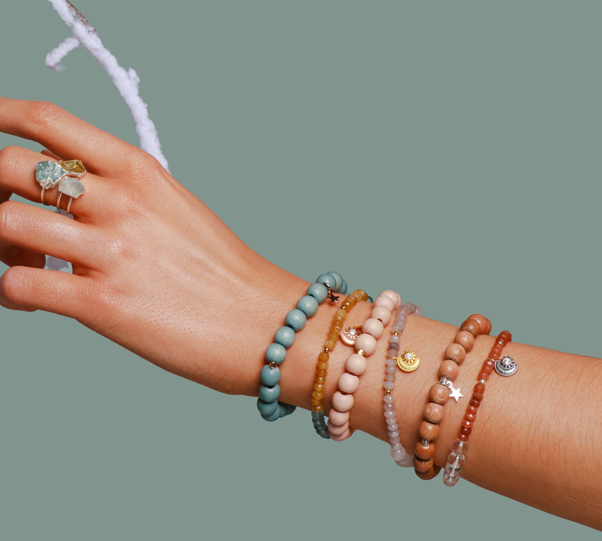 Armbandset aus Bergkristall, Achat und Vintage-Holz: Licht, Tiefe und Erdung im Einklang. Mit Sonne-Mond-Symbol für Balance, Intuition und innere Stärke.