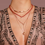 Roségold-Kette „PRAYER“ mit Rosenquarz: ein moderner Talisman für Liebe, Vertrauen und Schutz. Ein Schmuckstück voller Gefühl und sanfter spiritueller Stärke.

