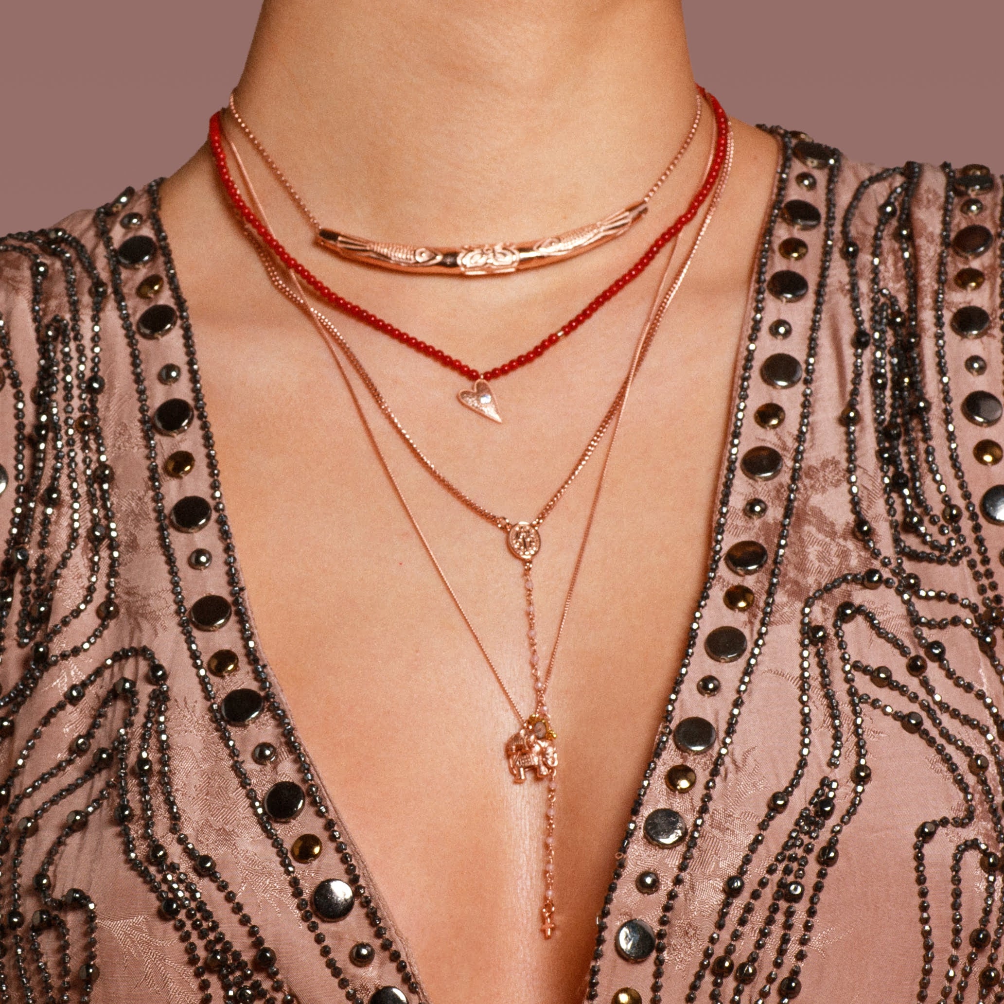 Roségold-Kette „PRAYER“ mit Rosenquarz: ein moderner Talisman für Liebe, Vertrauen und Schutz. Ein Schmuckstück voller Gefühl und sanfter spiritueller Stärke.

