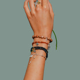 Doppelreihiges Stretcharmband „Open Heart & Smaragd“ mit Achat, Kristall & Smaragd. Für Herzensenergie, sanfte Transformation und innere Balance.
