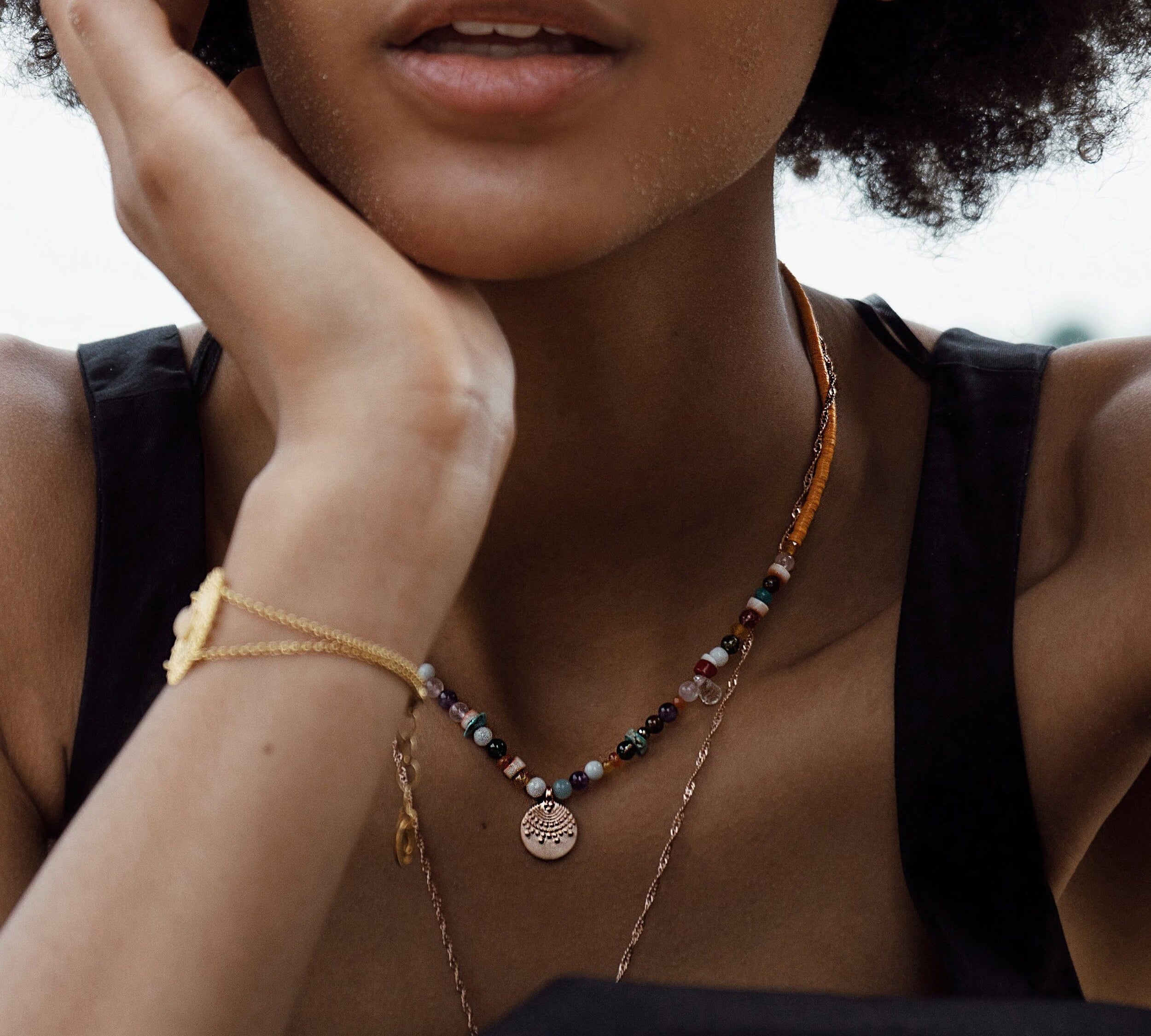 Enganliegende bunte Choker-Kette aus bunten Edelsteinen und recycelten Pailletten.