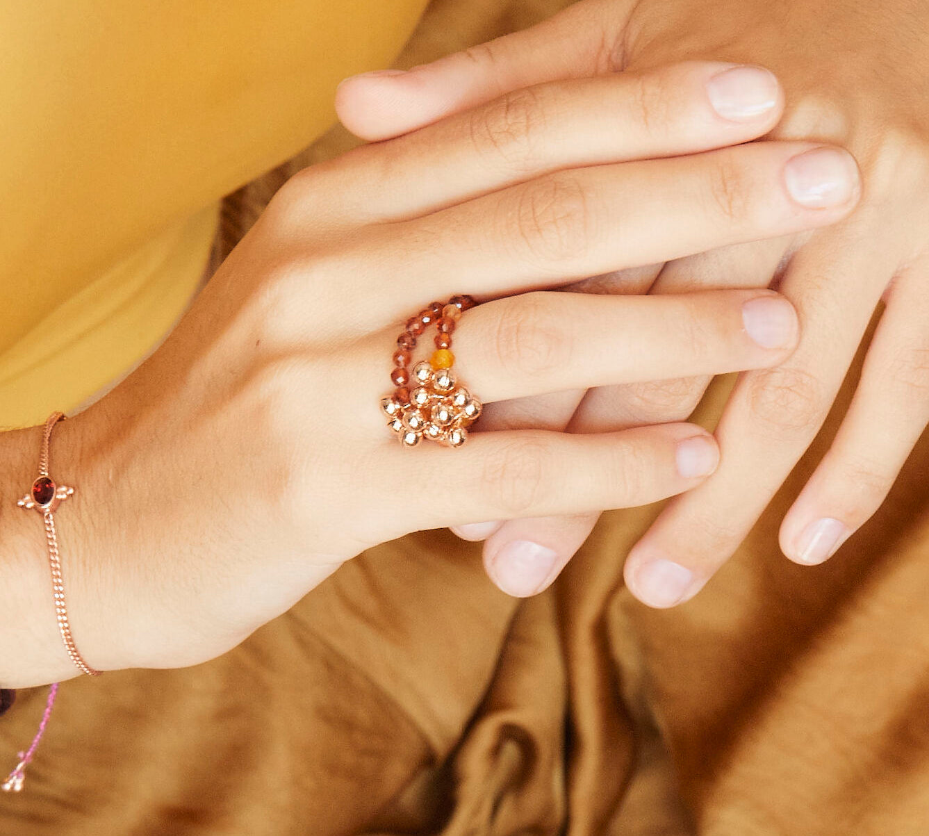 Stretch-Ring aus Granat und gelben Achat Edelsteinen als Healing Ring.
