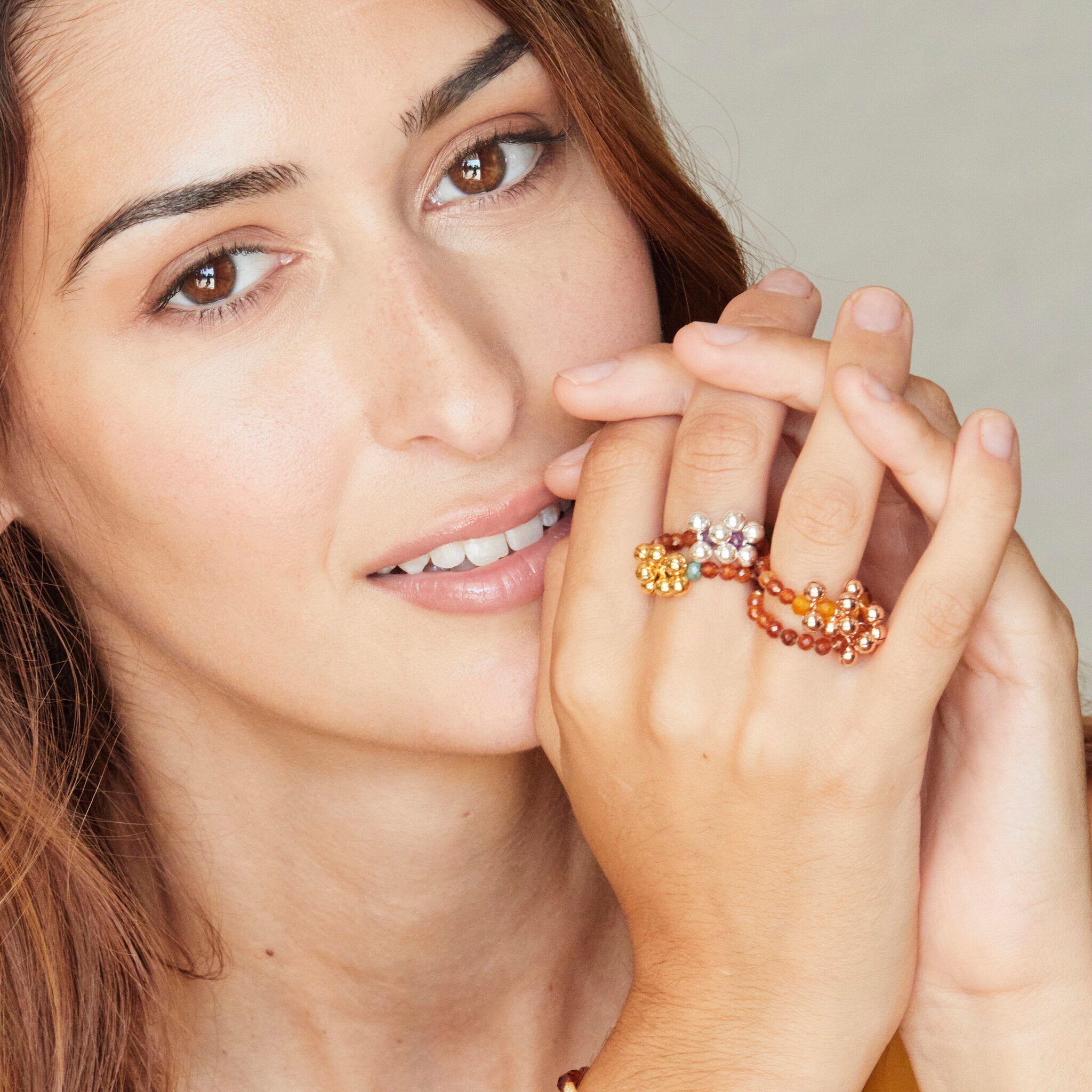 Edelstein Stretch-Ring aus Granat und lila Achat Edelsteinen.