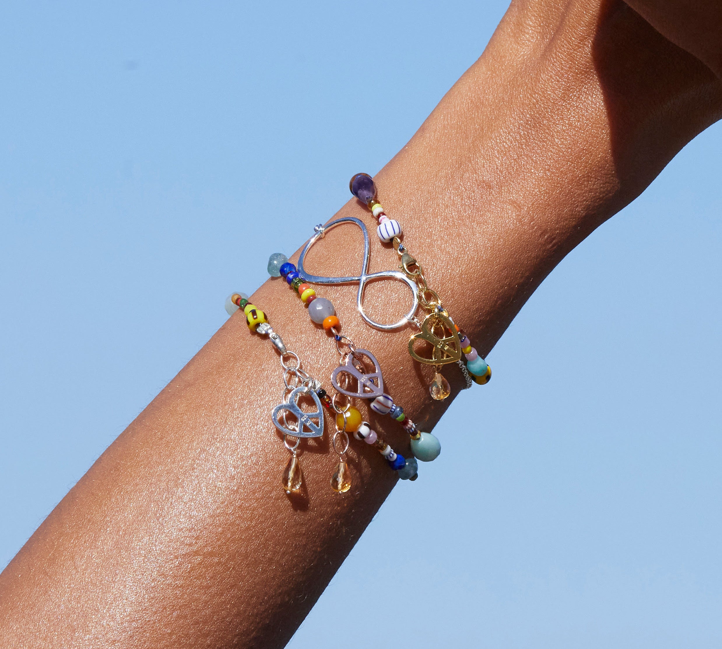 Buntes Edelstein Armband mit Citrin, Sterlingsilber, und Vintage Glasperlen aus Ghana. Schmuck für Freiheit, Freude und positive Energie.