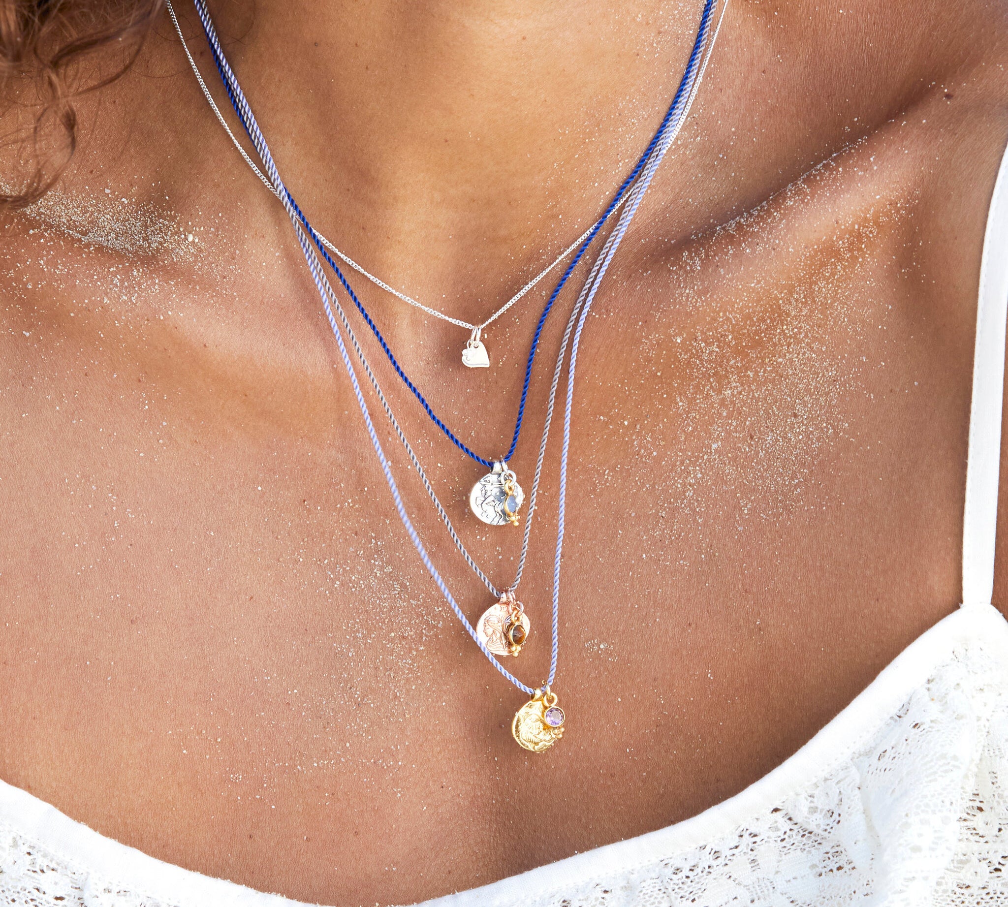 Sternzeichen Kette Schütze mit hellblauem Chalcedon in Silber oder Gold. Symbol für Freiheit, Optimismus, Wachstum und den Mut, deinem Herzen zu folgen. ✨♐️💙
