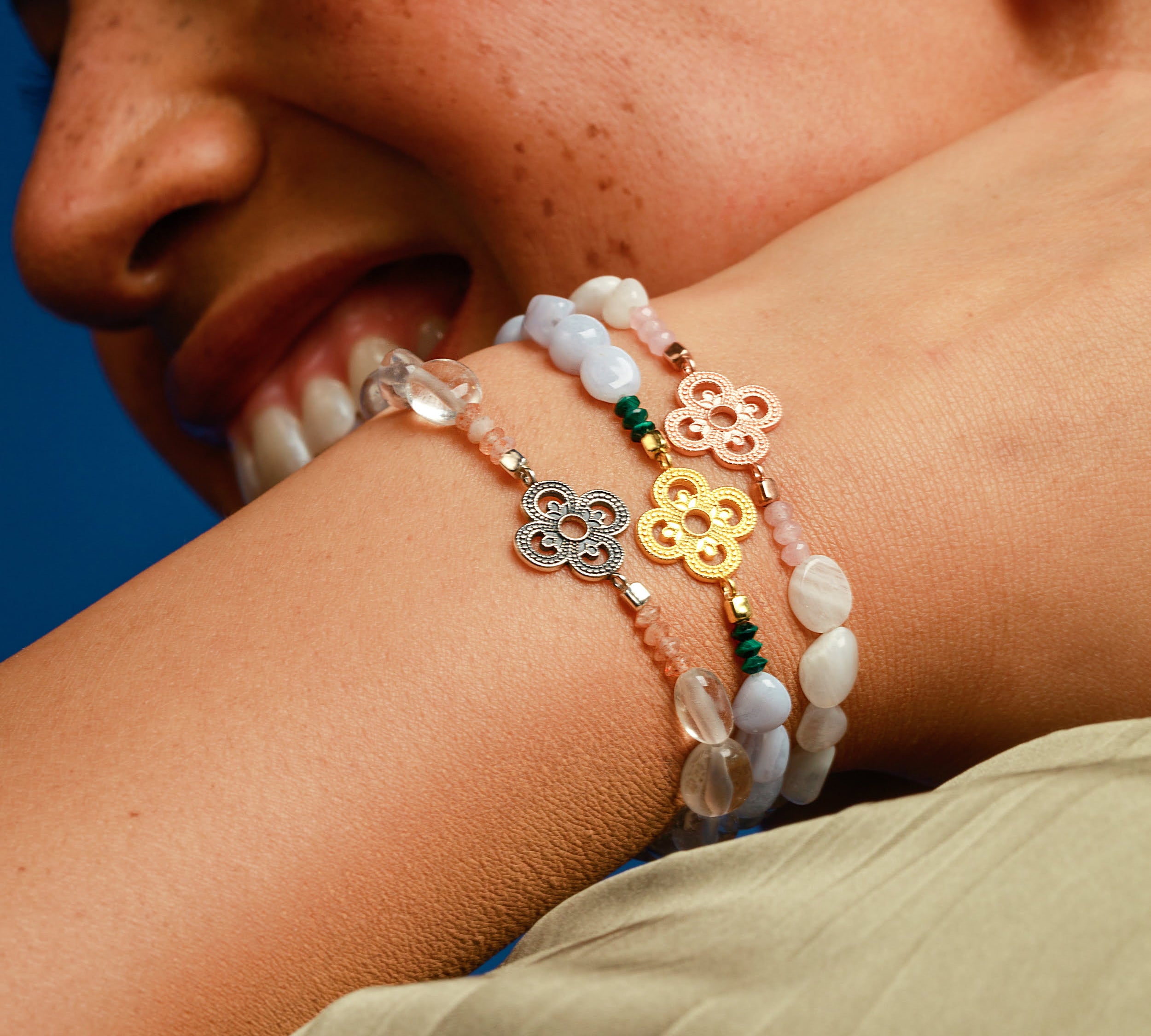 Frau trägt Bergkristall Kleeblatt Armbänder aus Stretch am Handgelenk.