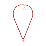 Korallen für Schutz, Lotus für Transformation, Kristall für Klarheit: Der „Open Hearts Shine“ Choker begleitet dich mit Liebe, Zuversicht und Licht.