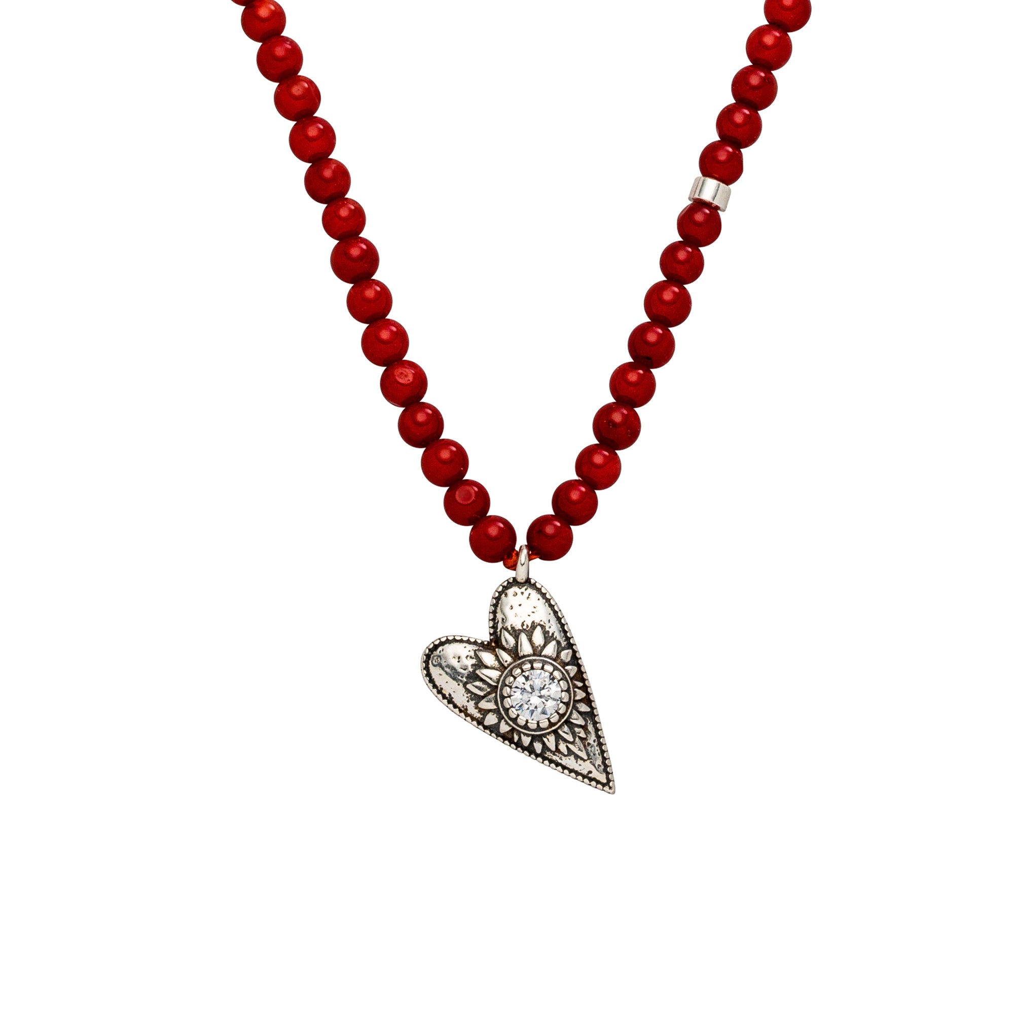 Korallen Choker „Open Hearts Shine“ aus Silber: funkelnder Herzanhänger, Lotus für Transformation & Korallen für Schutz. Handgefertigt in Hamburg.