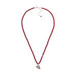 Ein Choker voller Wärme: Korallen für Schutz, Lotus für Wandel, Kristall für Strahlen. Handgefertigt in Hamburg – für dein offenes Herz.