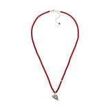 Ein Choker voller Wärme: Korallen für Schutz, Lotus für Wandel, Kristall für Strahlen. Handgefertigt in Hamburg – für dein offenes Herz.