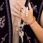 Schlüsselkette aus Sandelholz Perlen und weißen Südseeperlen. Karabinerhaken.