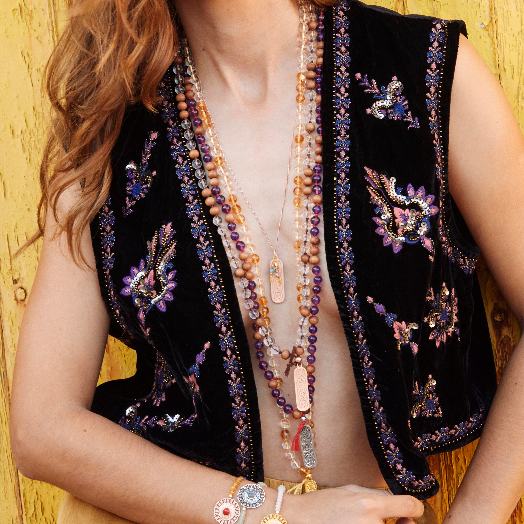 Traditionelle Mala Kette mit Amethyst und Sandelholz Perlen. 90 cm. Handgefertigt. 925 Silber Mantra Anhänger.
