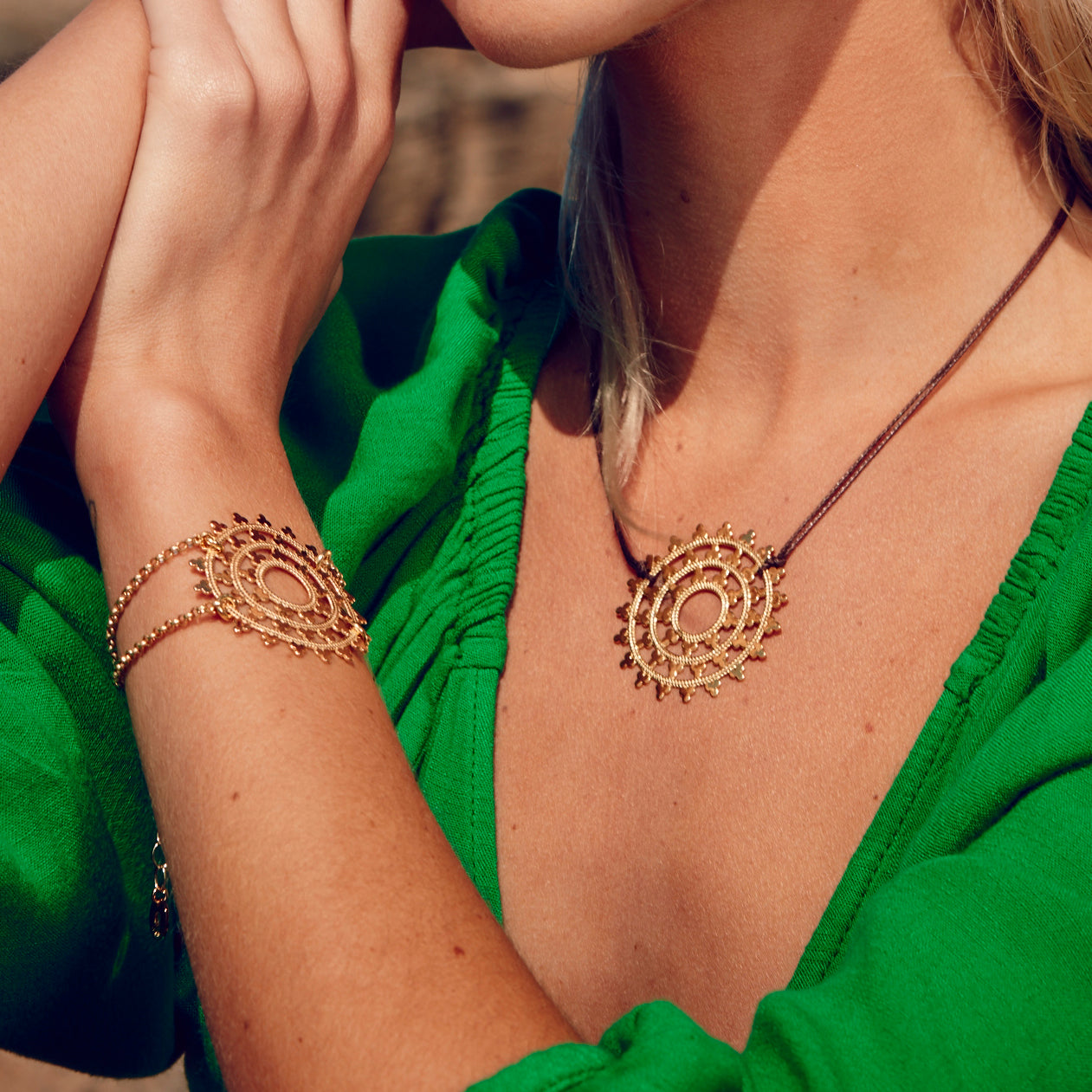 Goldenes Karma Armband mit großem Karma Wheel. 925 Silber 18K vergoldet.