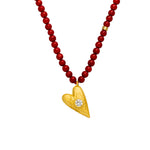 Korallen Choker „Open Hearts Shine“ aus Sterlingsilber vergoldet: funkelnder Herzanhänger, Lotus für Transformation & Korallen für Schutz. Handgefertigt in Hamburg.