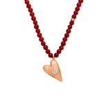 Korallen Choker „Open Hearts Shine“ aus Sterlingsilber rosé vergoldet: funkelnder Herzanhänger, Lotus für Transformation & Korallen für Schutz. Handgefertigt in Hamburg.