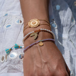 Edelstein Armband mit Süßwasserperlen, Granat und zwei vergoldeten Feder Anhängern.