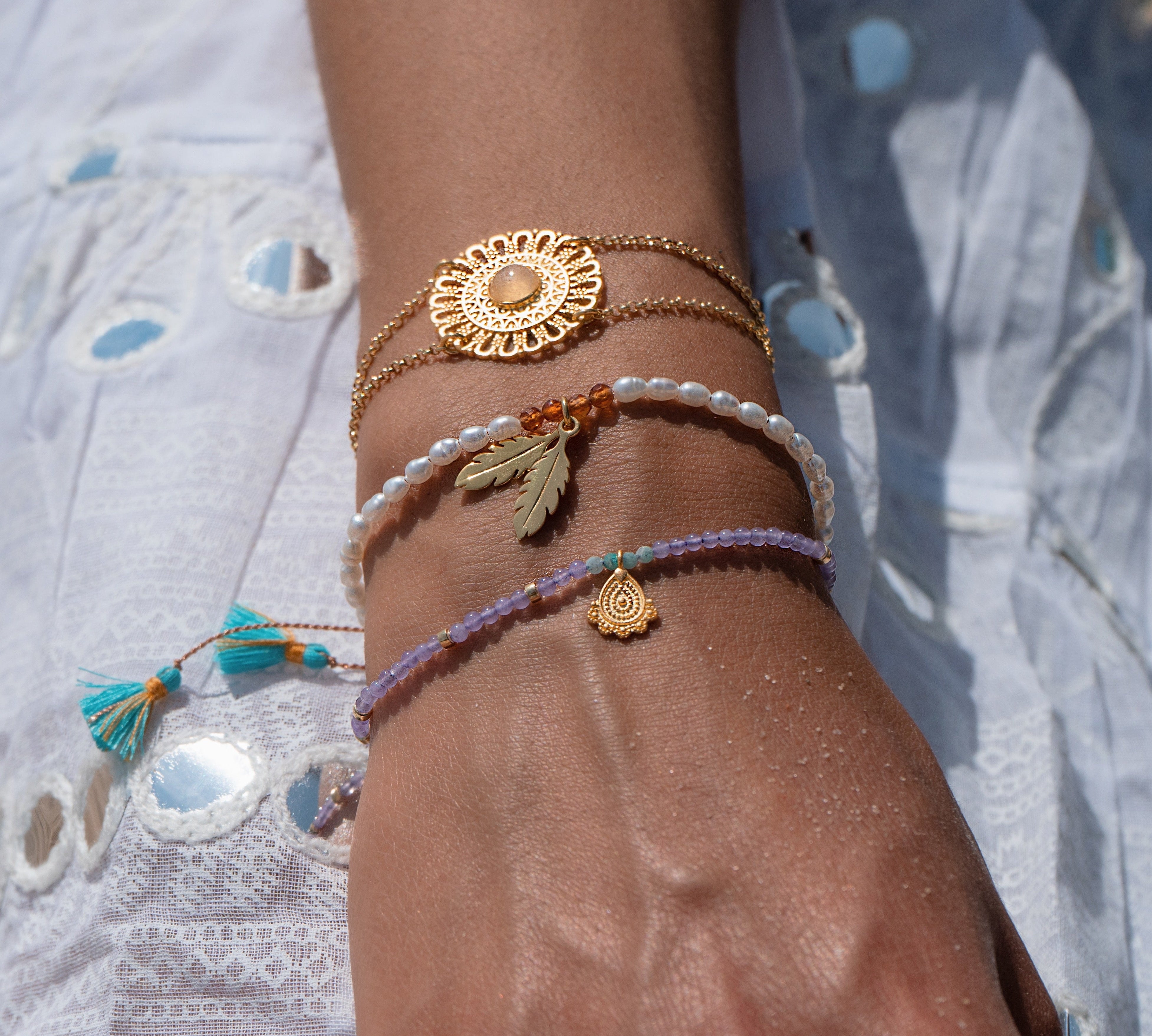 Edelstein Armband mit Süßwasserperlen, Granat und zwei vergoldeten Feder Anhängern.