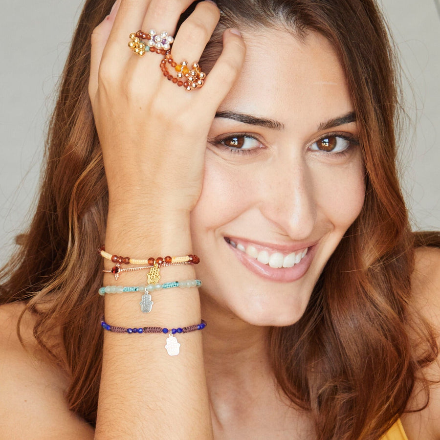 Jade Edelstein Armband mit Makramee Verschluss und Hamsa Hand Anhänger in Silber.