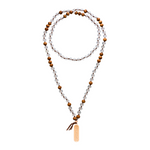 Traditionelle Mala Kette mit Bergkristall und Sandelholz Perlen. Goldener Mantra Anhänger. 90 cm.