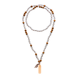 Traditionelle Mala Kette mit Bergkristall und Sandelholz Perlen. Goldener Mantra Anhänger. 90 cm.