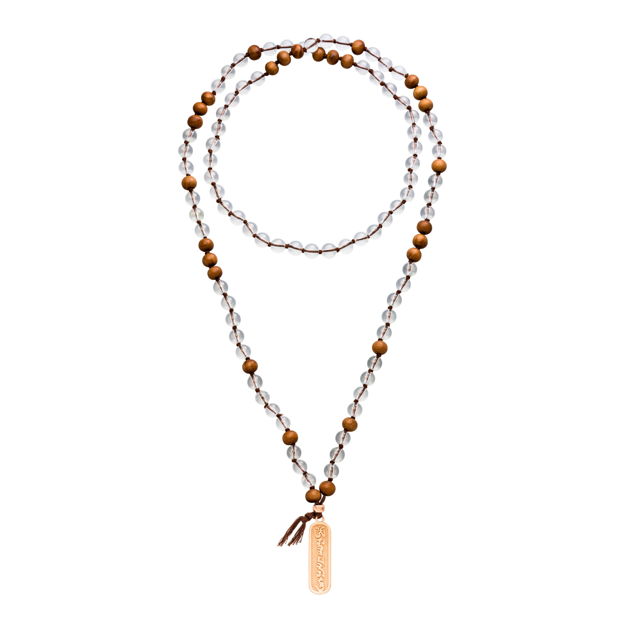 Traditionelle Mala Kette mit Bergkristall und Sandelholz Perlen. Goldener Mantra Anhänger. 90 cm.
