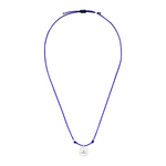 Amulette Kette mit blauem Band und Makramee Verschluss.