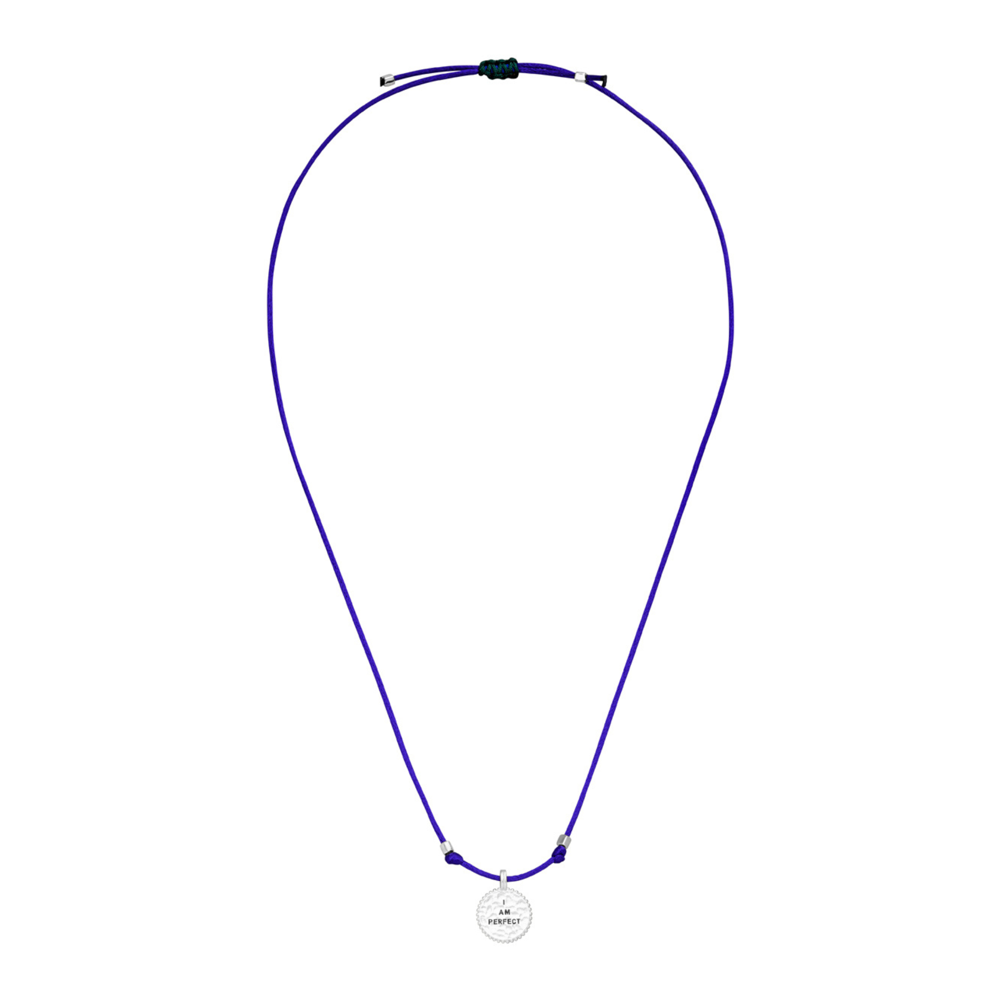 Amulette Kette mit blauem Band und Makramee Verschluss.