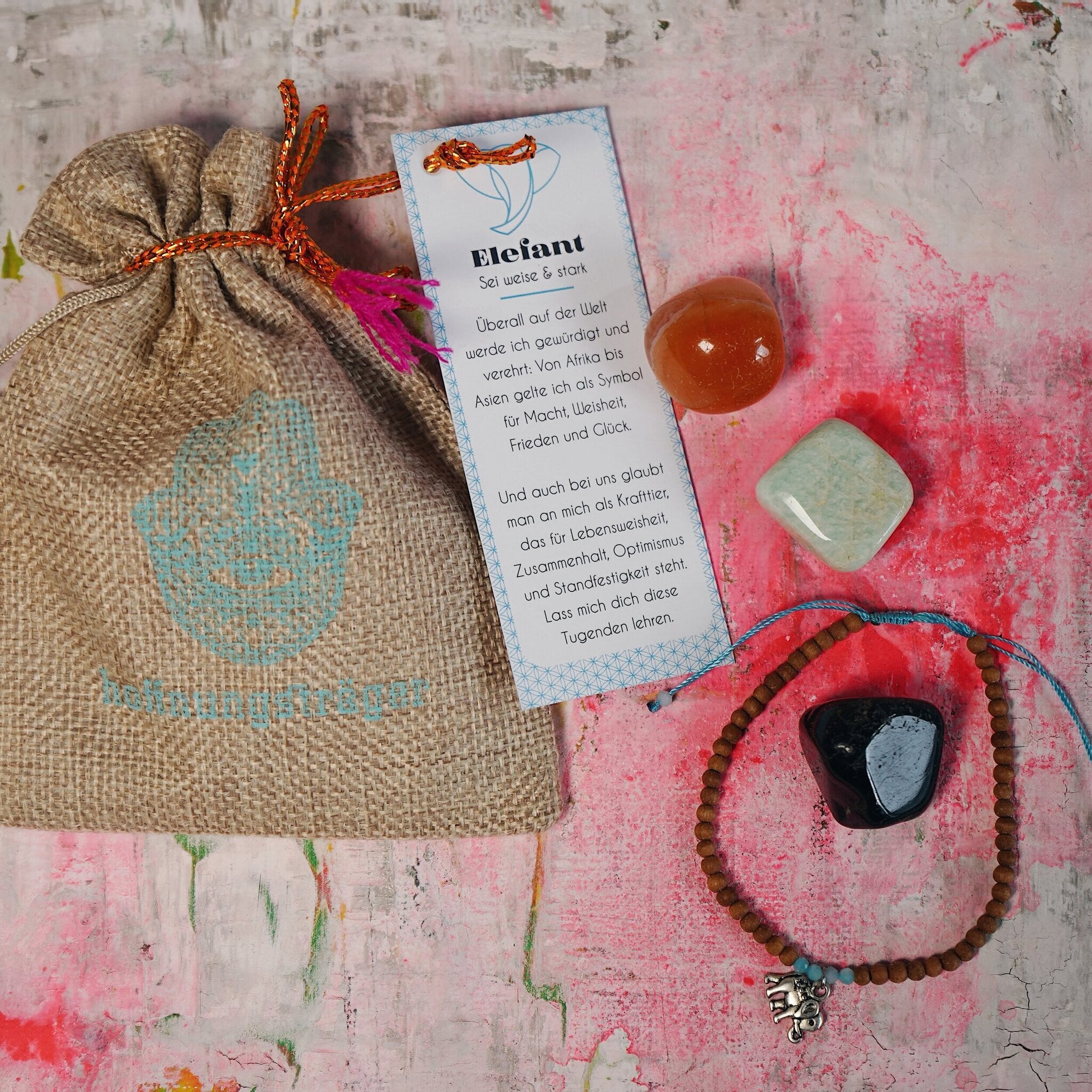 Geschenkset aus drei Edelsteinen und Makramee Elefant Armband.
