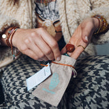 Geschenkset mit drei Edelsteinen und Om Armband für Yoga Fans.