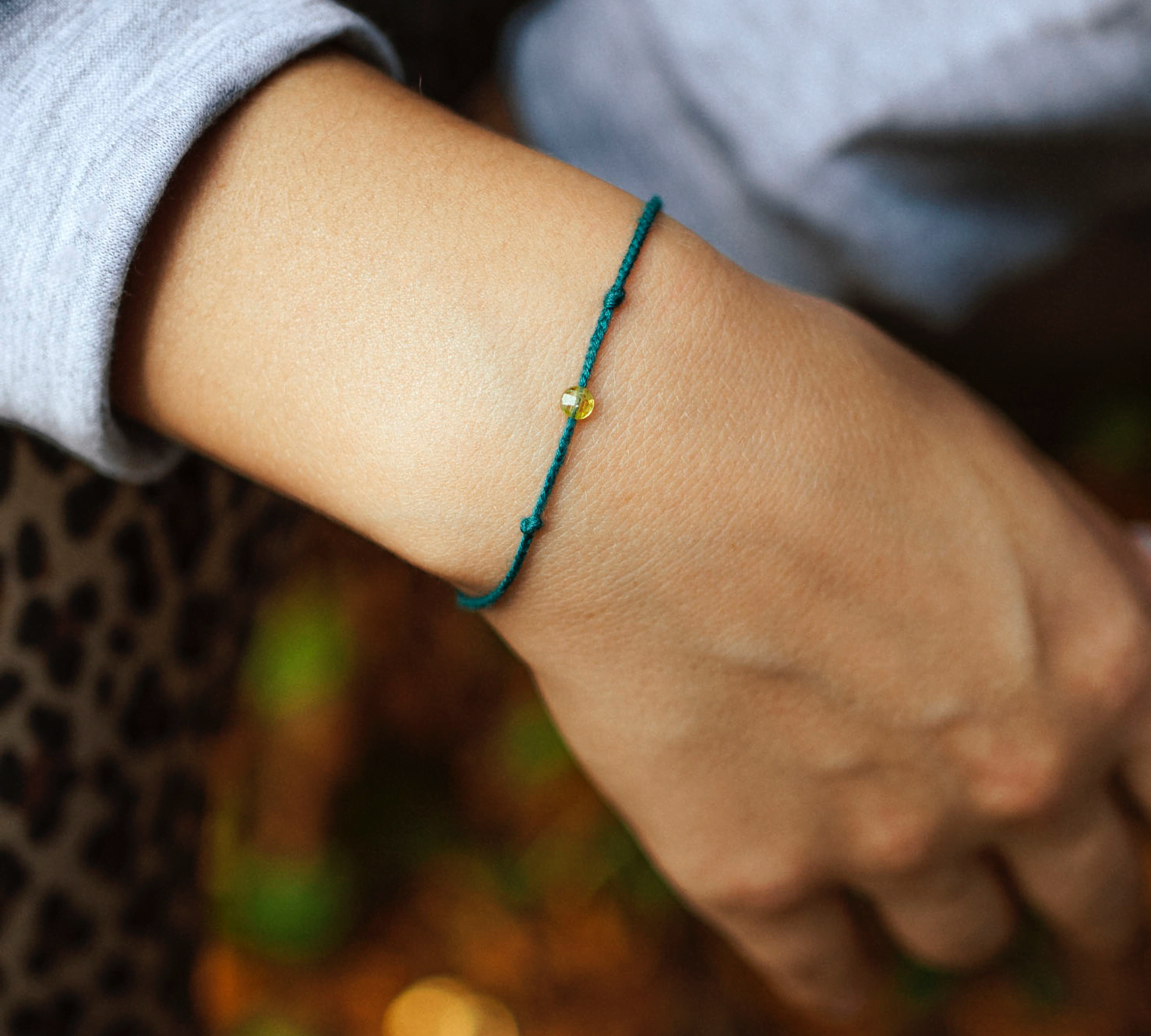 Als Waage bist du sinnlich, charmant & gerecht. Sternzeichen Armband Waage mit Peridot Stein, sowie erklärender Karte. 