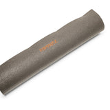 Graue Yogamatte mit Namasté Schriftzug in Orange.