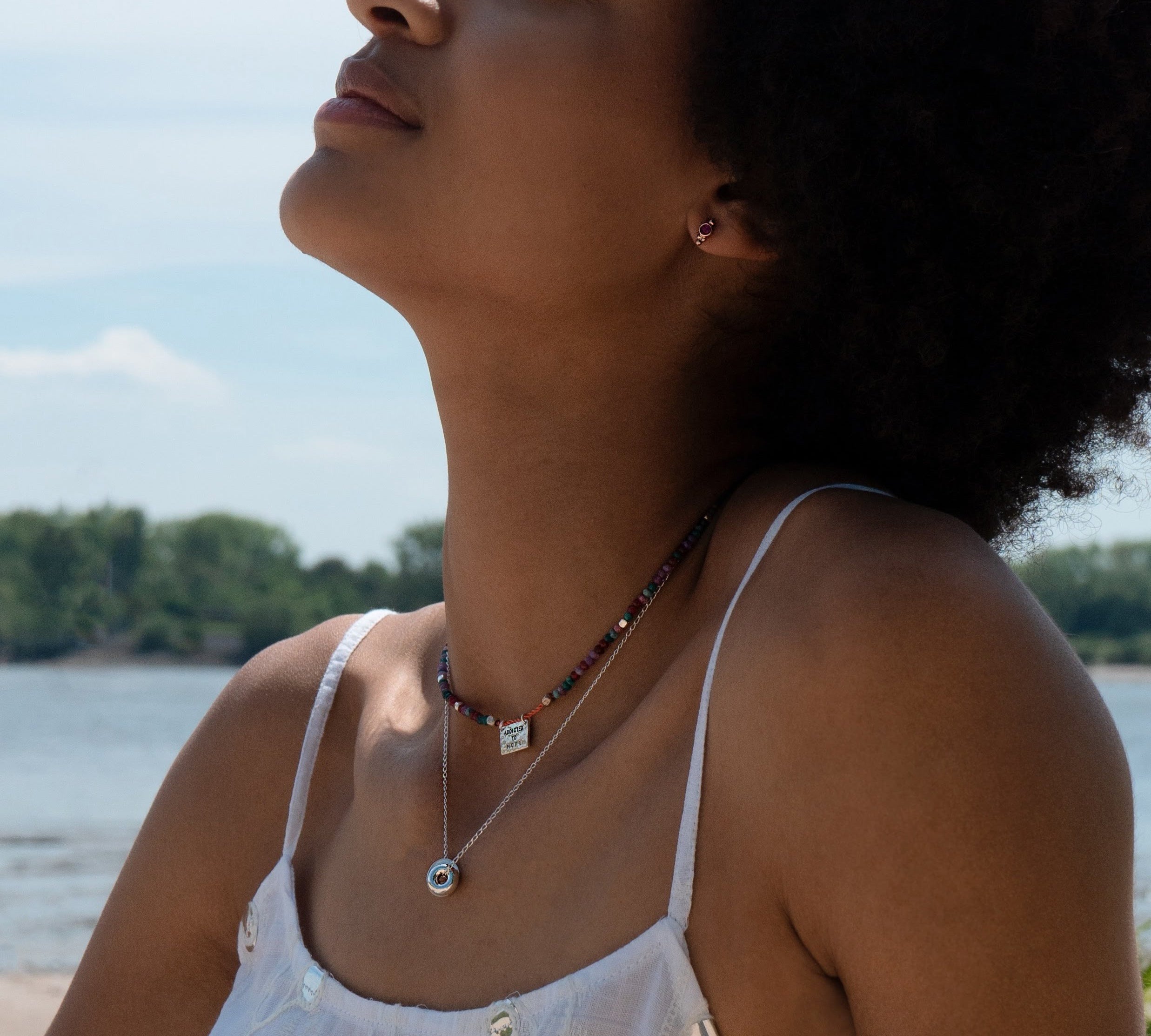 Silber Kette mit Glücksbringer Anhänger. Wasserfester Schmuck für den Strand.