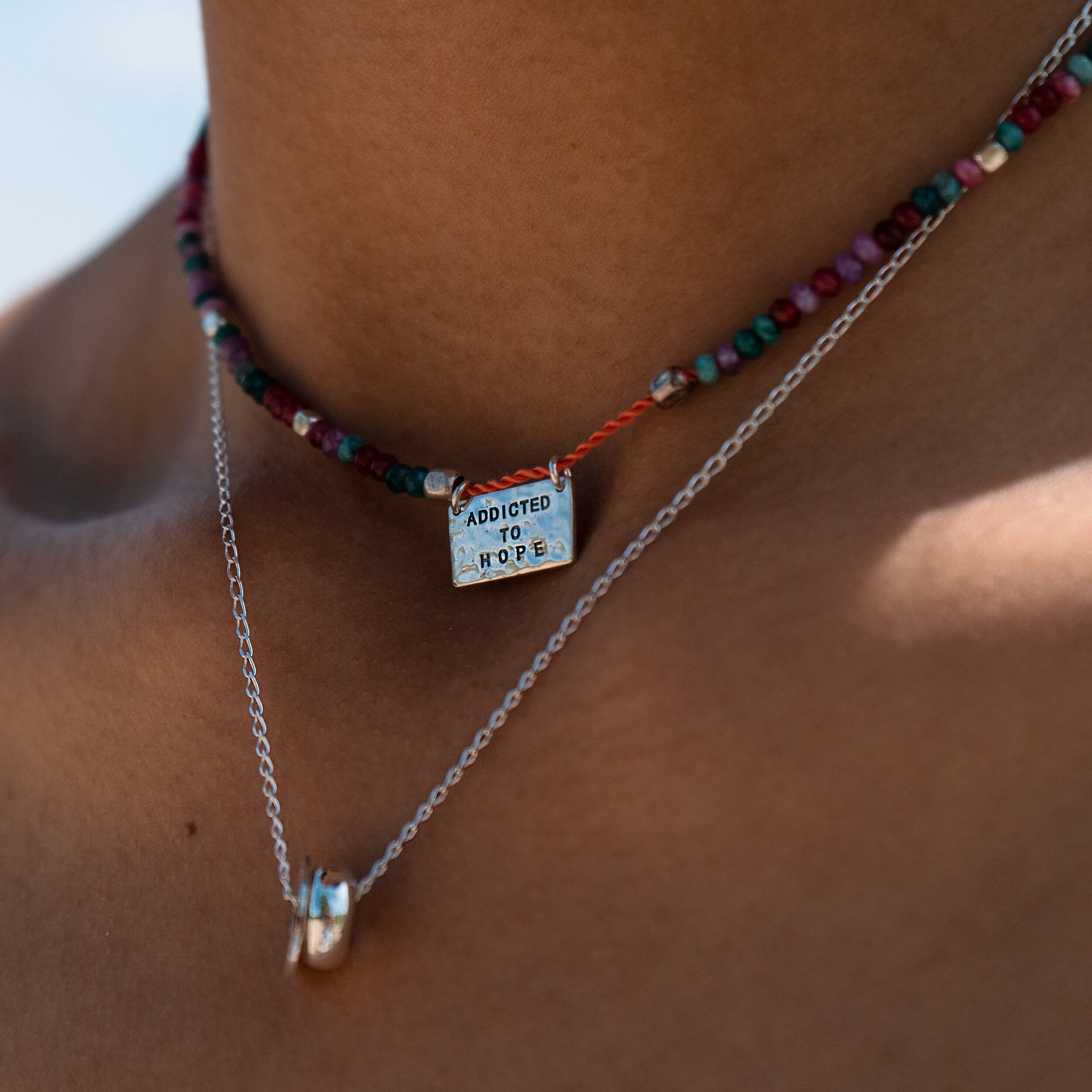 Wasserfeste Silber Kette mit Glücksbringer Anhänger für den Layering Beach Look.