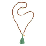 Mala Kette mit Quaste in Grün aus Sandelholz und Aventurin Perlen und goldenem Ganesha Anhänger.