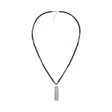 Mantra Kette mit Om Mani Padme Anhänger und Granat Steinen.