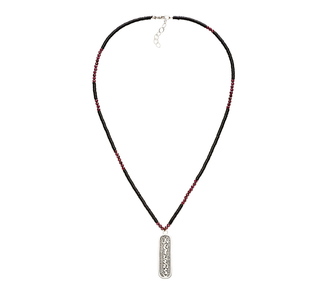 Mantra Kette mit Om Mani Padme Anhänger und Granat Steinen.