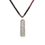 Yoga Kette mit Om Mani Padme Hum Mantra Anhänger in 925 Silber und Granat Edelsteinen.