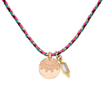 Choker Kette an pink-blauer Kordelkette mit Sonnenanhänger in Roségold und Mondstein.