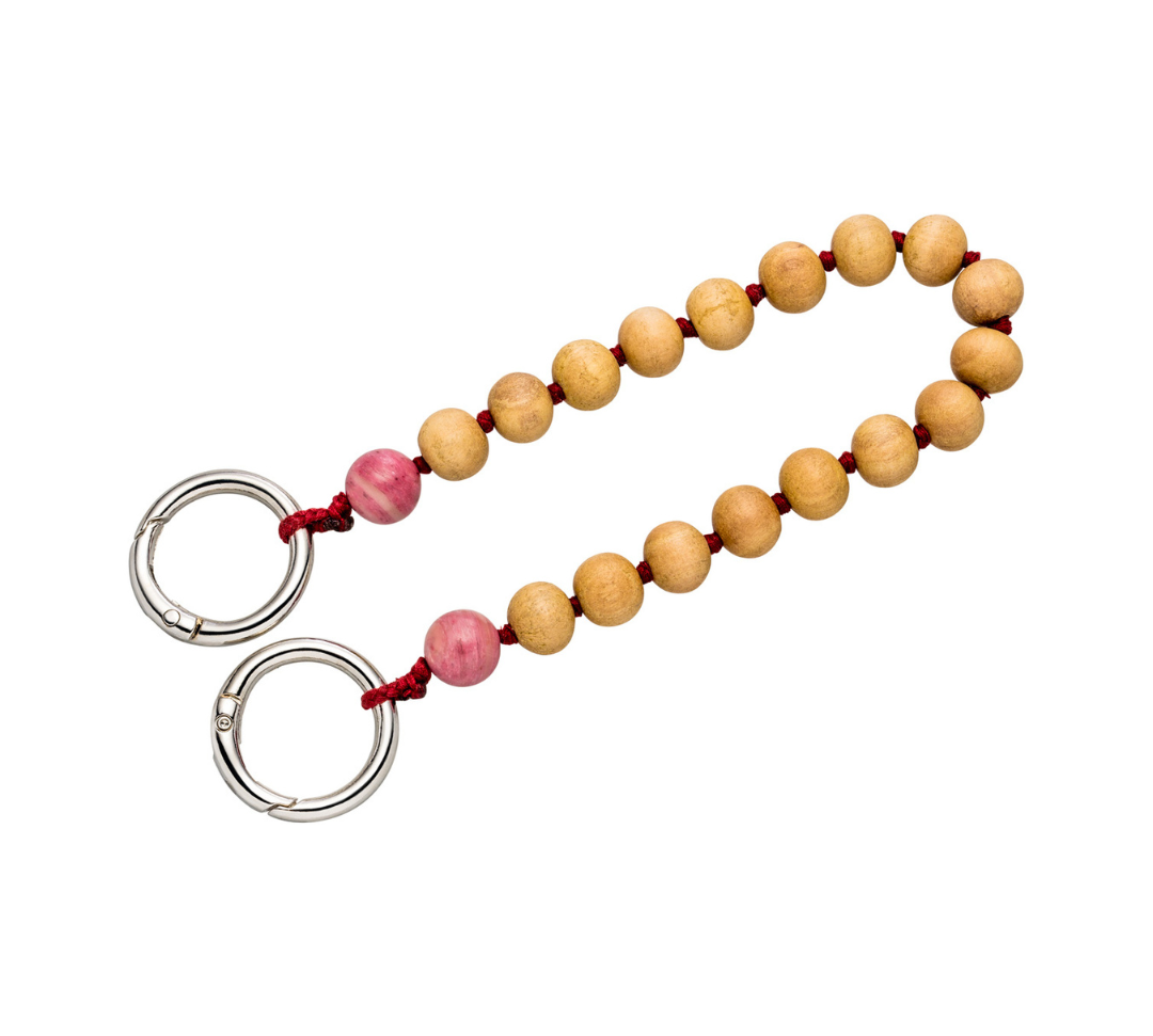Kurze Handykette aus Sandelholz Perlen und zwei rosafarbenen Rhodonit Edelsteinen. 26 cm.