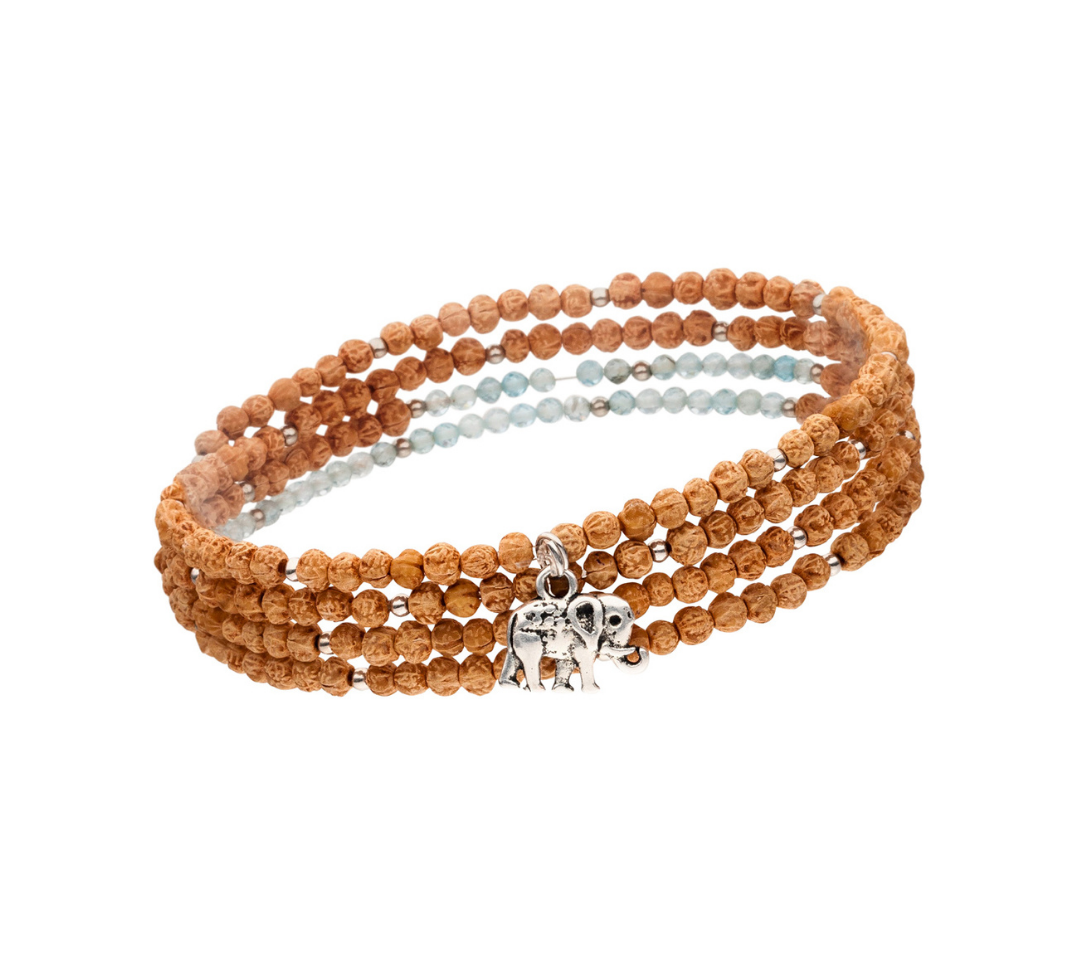 Wickelarmband aus Rudrani Perlen und Aquamarinen mit einem happy Elefant Anhänger 925 Silber für Power & Weisheit.