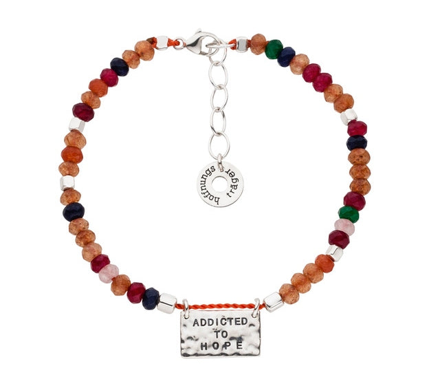 Edelstein Armband aus rot und orangefarbenen Achat Edelsteinen mit Silber Anhaenger und Gravur Addicted to Hope