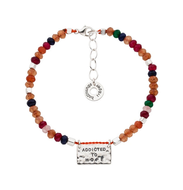 Edelstein Armband aus rot und orangefarbenen Achat Edelsteinen mit Silber Anhaenger und Gravur Addicted to Hope