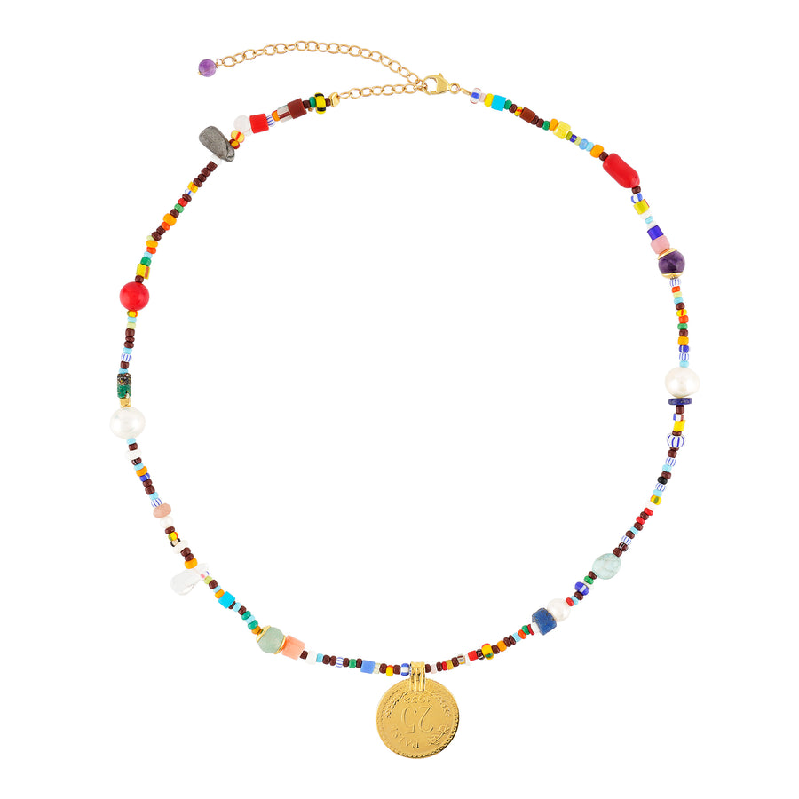 Choker Kette aus recycelten Plastik Pailetten und bunten Edelsteinen mit vergoldeter Paiser Münze