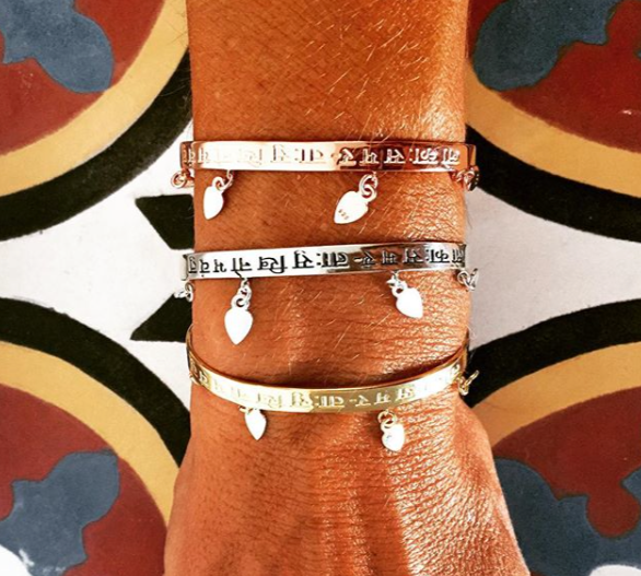 Mantra Armreif mit Glücksbringer Anhängern und Sanskrit Gravur: Lokah Samstah. 925 Silber. Einheitsgröße.