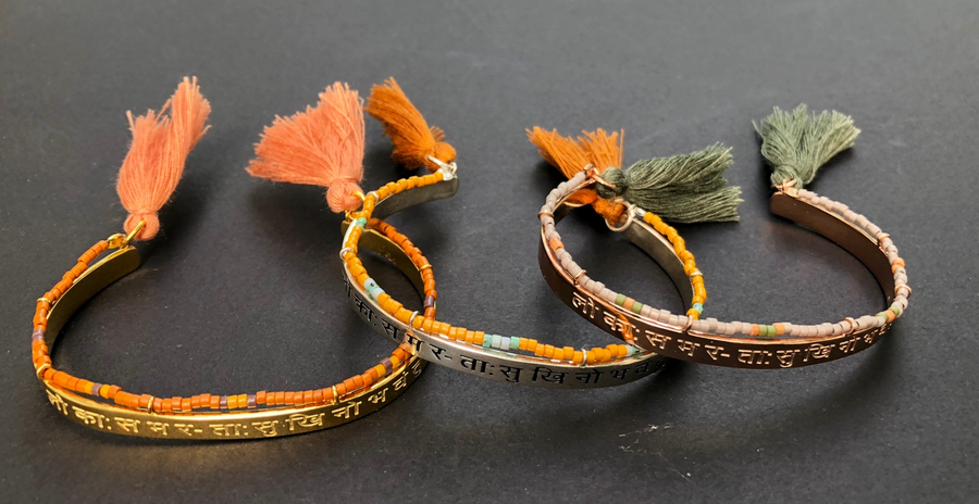 Brazalete Mantra con Miyukis en taupe. aceituna y azafrán