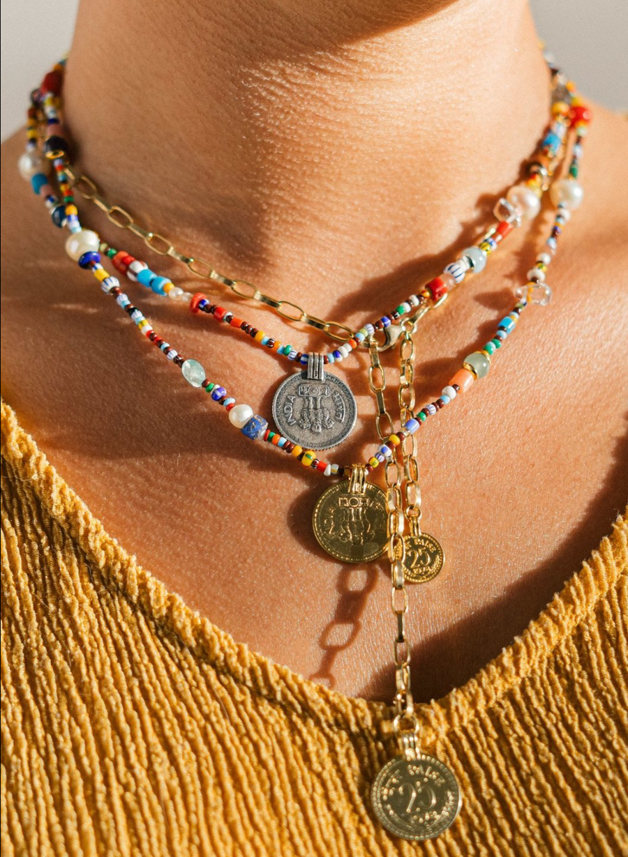 Frau mit bunten Choker Ketten und Paiser Münze in  Silber und Gold