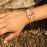 Blume des Lebens Armband in Roségold am Handgelenk