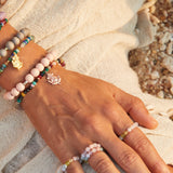 Stretch Chakra Ringe an Hand von Frau 