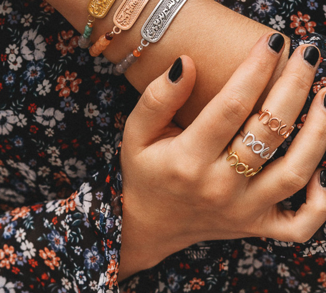 Now Ring aus Silber mit Yoga Schriftzug.