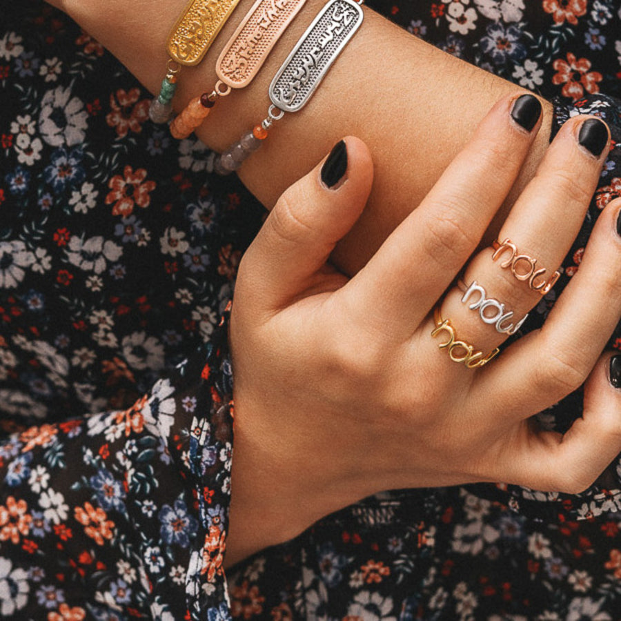 Now Ring aus Silber mit Yoga Schriftzug.